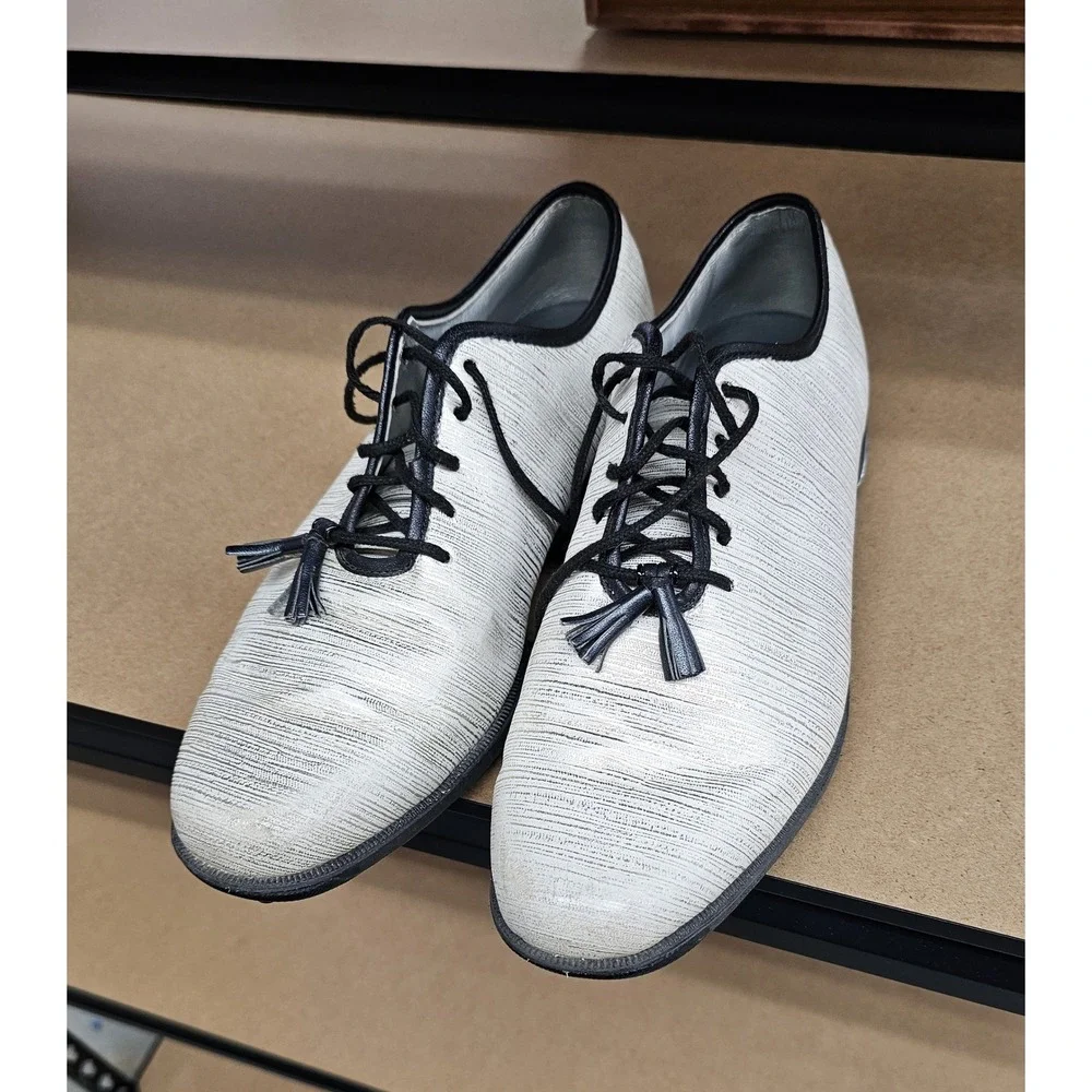 FootJoy Women's size 7 Tailored Collection golf shoes white & silvery color